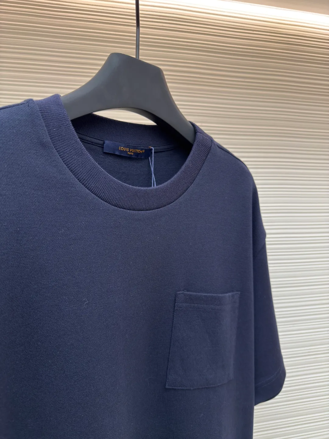 LOUIS VUITTON Pocket jacquard short sleeves ●Authentic product: purchased and developed for 8500 ●Item number: 1680349-A35 ●Fabric: pure cotton fabric ●Technology: jacquard knitting ●Version: fitted version ●Weight: about 330 grams ●Size: XS-S-M-L ●Description: Use 18-needle upper and lower cotton jacquard knitted fabric, weight 300g. Disassemble the original version to analyze the type of machine for yarn parameters. Manually count the needles and draw the pattern. The jacquard fabric is woven by Fukuda machine imported from Japan. The solid color part uses an 18-needle double-sided jacquard machine to weave the pique fabric. The jacquard and solid color fabrics are proportioned according to the amount of each piece. The two fabrics are the same The vat dyeing ensures that there is no color difference in the finished fabric. Overflow vat rope dyeing is used. The edge of the finished fabric is over-positioned and the weft adjuster is used to adjust the weft and slant to ensure that the pattern of the finished fabric is consistent with the size of the Y version. The front + sleeves are made of solid pique fabric, and the back pocket is made of jacquard fabric. The pocket letters are centered and positioned to take out the pieces. The thread is made of 40s double-ply cotton yarn and the flat collar is woven on a horizontal machine. The overall wiring is straight and delicate, the fabric is comfortable and soft, and the color is consistent without color difference. It can be matched with the same style to create a fashionable look and control various occasions. Customized accessories, complete with three standards, same style for men and women!
